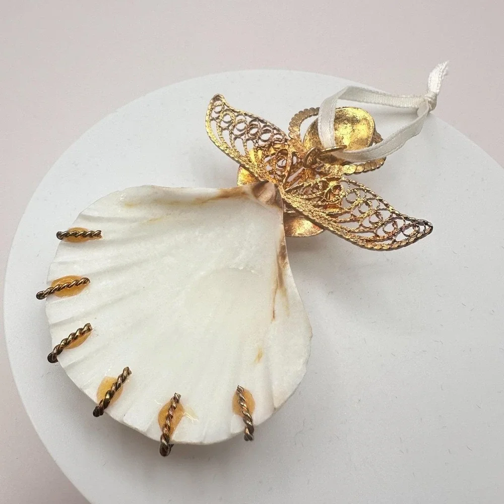 Vintage 80s‎ Gold Tone Filigree Scallop Shell Ornament bent Wire Accents Jewelry